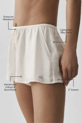 Shorts mi-transparents « Golden Hour » à taille mi-haute – Ivoire