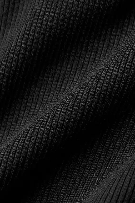 T-shirt à col montant et manches longues « Mesmerize » en maille côtelée — Noir
