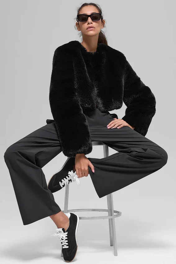 Veste courte chic en fausse fourrure - Noir