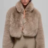 Veste courte en fausse fourrure somptueuse - Avoine
