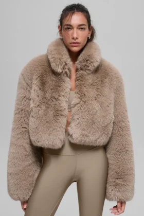 Veste courte en fausse fourrure somptueuse - Avoine