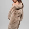 Veste courte en fausse fourrure somptueuse - Avoine