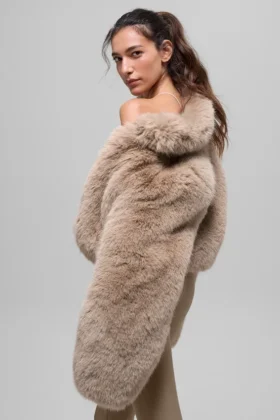 Veste courte en fausse fourrure somptueuse – Avoine