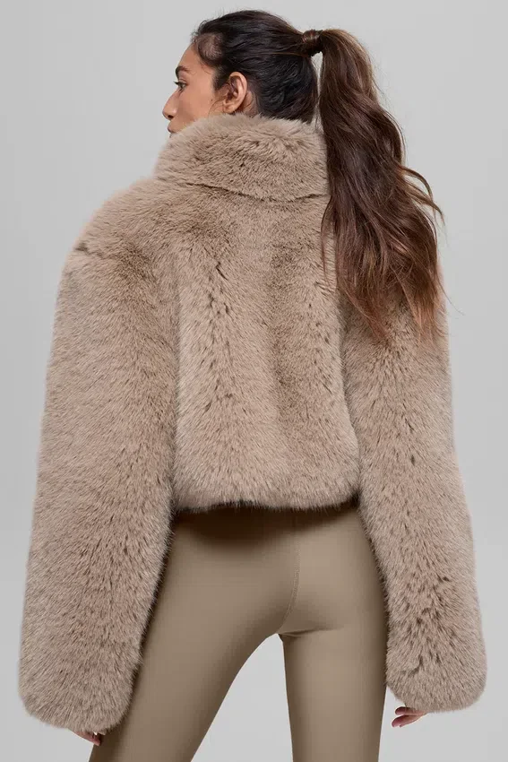 Veste courte en fausse fourrure somptueuse - Avoine