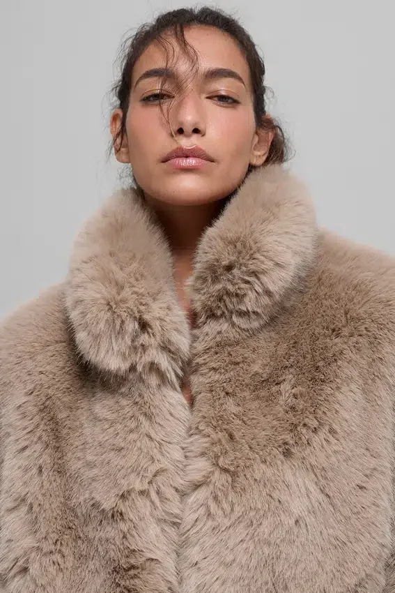 Veste courte en fausse fourrure somptueuse - Avoine