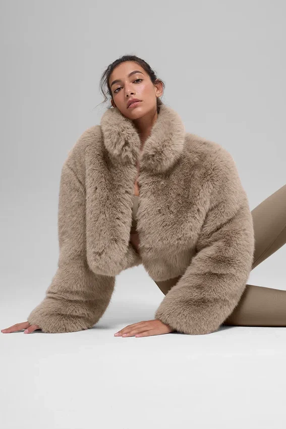 Veste courte en fausse fourrure somptueuse - Avoine