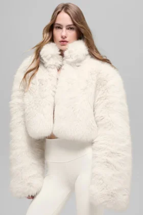 Veste courte en fausse fourrure somptueuse - Ivoire