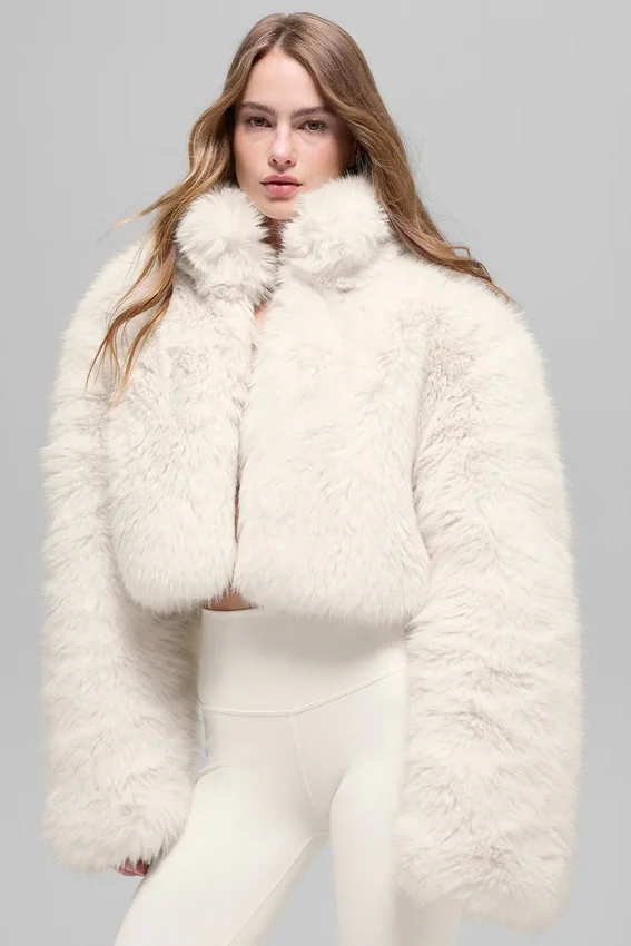 Veste courte en fausse fourrure somptueuse - Ivoire