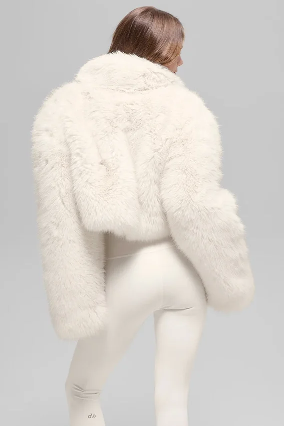 Veste courte en fausse fourrure somptueuse - Ivoire