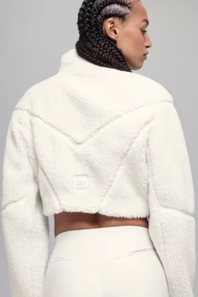 Veste courte en sherpa à empiècements latéraux – Ivoire